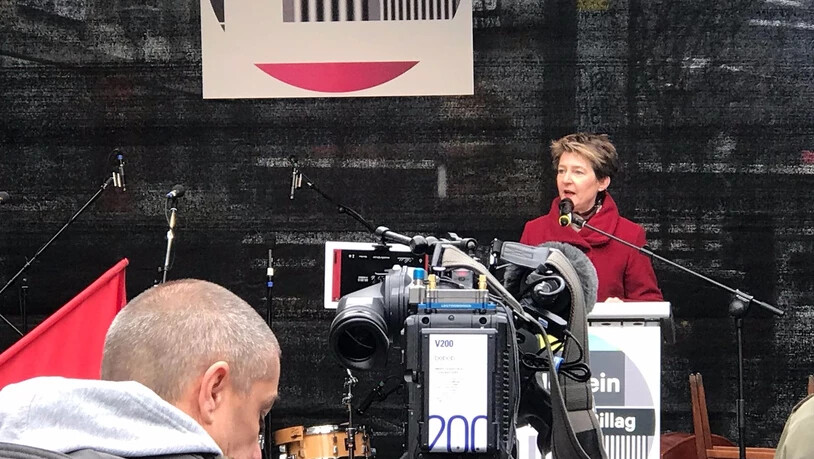 Die Bundesrätin bei ihrer Rede auf dem Alexanderplatz.