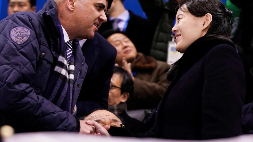 Bundespräsident Alain Berset reicht Kim Yo Jong die Hand.