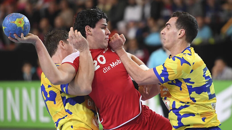 Die Schweizer Handball-Nationalmannschaft - im Bild Luka Maros im "Sandwich" von zwei Bosniern - darf weiter auf eine WM-Teilnahme hoffen