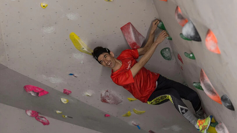 Rund 40 Flüchtlinge haben sich in der Lintharena in Näfels erstmals im Klettern versucht.