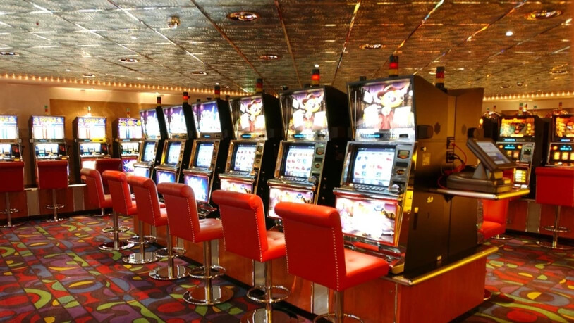 Mit wahnsinnig viel Glück können Normalsterbliche dank Lottoscheinen Millionär werden - oder auch mal an einem Spielautomaten im Casino. (Archivbild)