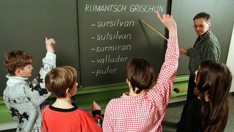 Unterricht in Rumantsch Grischun in einer Schule im Kanton Graubünden. Die Dachorganisation Lia Rumantscha wünscht sich Sprachunterricht auch ausserhalb des Kantons. (Archivbild)