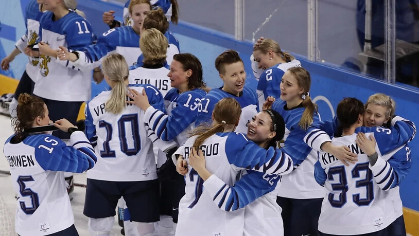 Die finnischen Eishockey-Frauen freuen sich über den Gewinn der Bronzemedaille