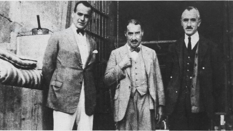 Der in Luxor tätige St. Moritzer Hotelier Anton Badrutt (links) mit dem Entdecker des Tutanchamun-Grabs, Howard Carter (Mitte).