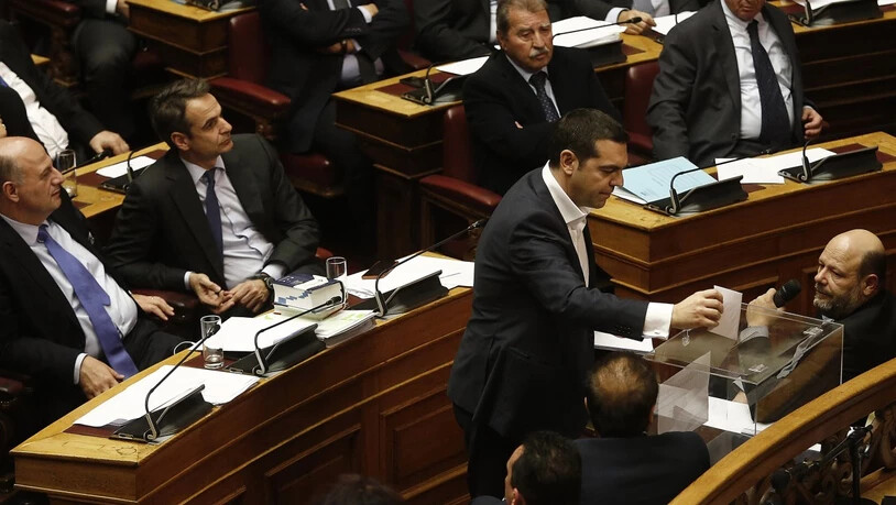 Der griechische Premierminister Alexis Tsirpas bei der Abstimmung im Parlament.