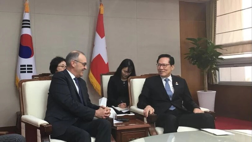Bundesrat Guy Parmelin (l.) am Freitag in Seoul im Gespräch mit Südkoreas Verteidigungsminister Song Young Moo.