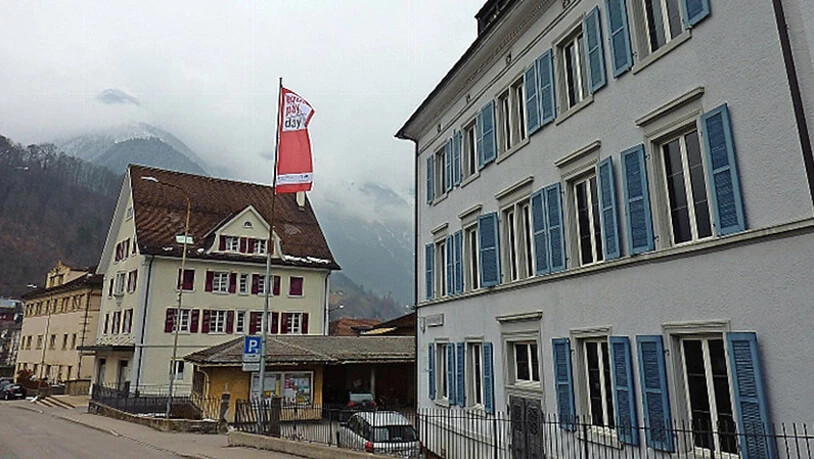 Zum Equal Pay Day wehen bei drei Gemeindehäusern im Kanton, wie hier in Schwanden, die rote Fahne.