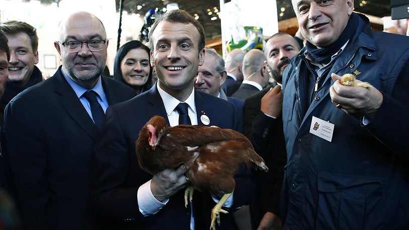 Frankreichs Präsident Emmanuel Macron mit der geschenkten Henne
