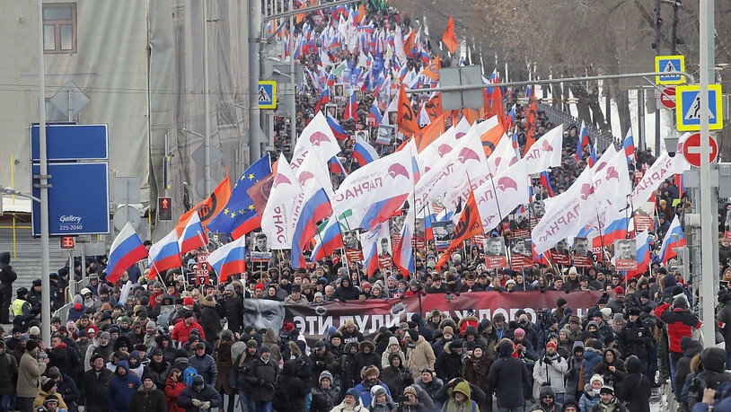 Mehrere tausend russische Regierungskritiker haben an den vor drei Jahren ermordeten Oppositionsführer Boris Nemzow erinnert.
