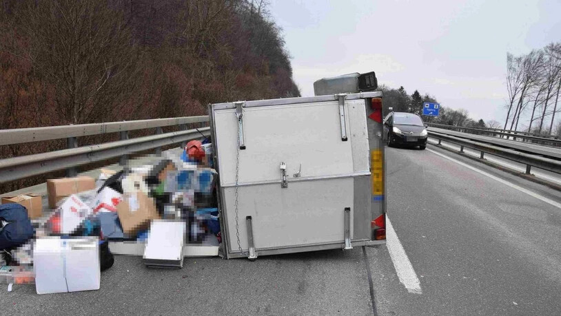 Bei einem Unfall ist auf der A2 hinter dem Belchentunnel in Richtung Luzern ein Autoanhänger umgekippt.