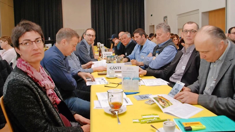 Illustre Gästeschar: Diverse Politiker und Funktionäre lassen sich vor Ort über die Situation der Glarner Bauernsame informieren.