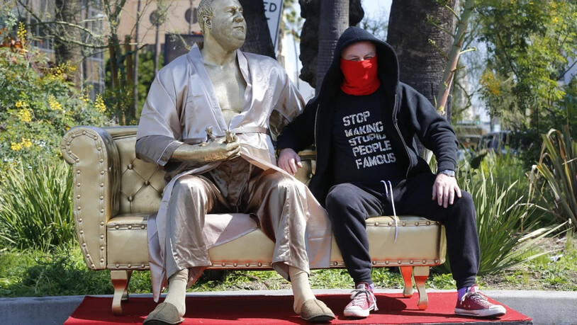Protest gegen Machtmissbrauch in Hollywood: Strassenkünstler Plastic Jesus mit seiner "Casting Couch" und einem Abbild von Ex-Filmmogul Harvey Weinstein.