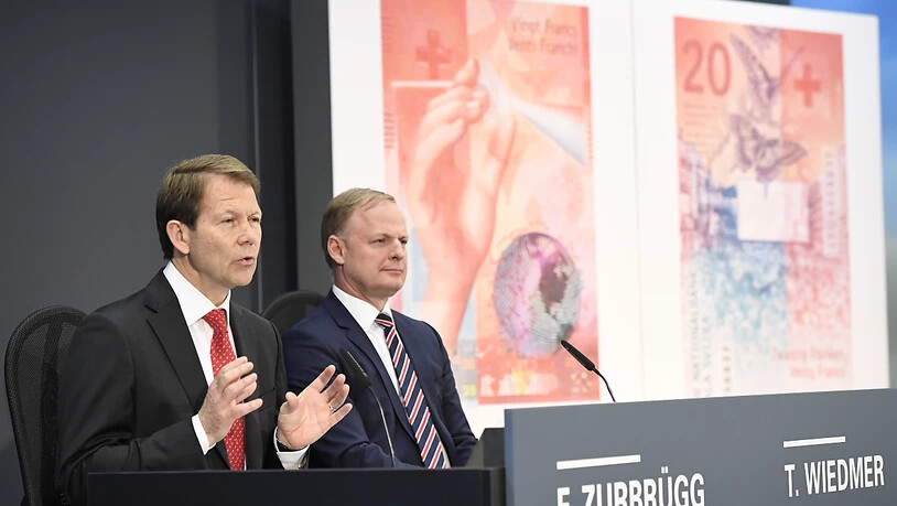Thomas Wiedmer (rechts) tritt nach 18 Jahren im Dienst der SNB von seinem Amt als stellvertretendes Mitglied des Direktoriums zurück und nimmt eine neue berufliche Herausforderung an. (Archiv)