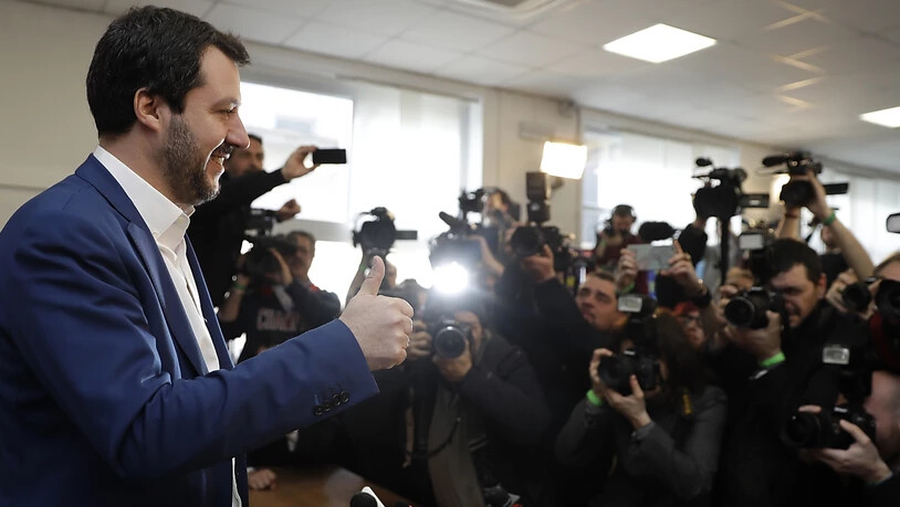 Daumen hoch: Lega-Parteichef Matteo Salvini ist von seiner Partei als Kandidat fürs Amt des Regierungschef ausgerufen worden