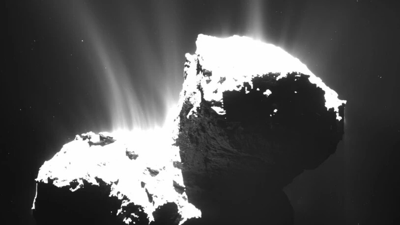 Der Komet Chury wurde von der Rosetta-Sonde genau untersucht. Ein Forschungsteam mit Berner Beteiligung hat nun mittels Computersimulationen untersucht, wie Chury zu seiner auffälligen Form kam. (Archivbild)