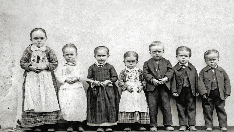 Lange rätselhaft, aber nicht ausgestossen: Sieben der acht Kleinwüchsigen von Samnaun, von denen die meisten weniger als einen Meter gross wurden. Pressebild