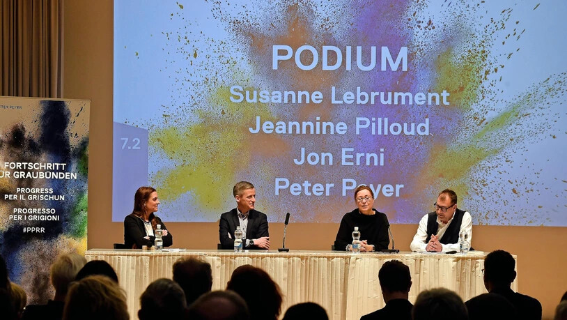 Diskutieren den digitalen Fortschritt: Gesprächsleiterin Susanne Lebrument und Podiumsteilnehmer Jon Erni, Jeannine Pilloud und Peter Peyer (von links).