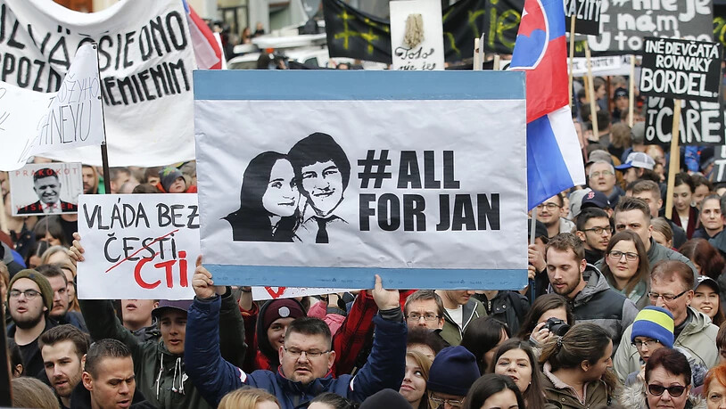 Zehntausende in der Slowakei fordern echte Konsequenzen für die Verantwortlichen hinter dem Mord am Enthüllungsjournalisten Kuciak (im Bild der Protest in der Hauptstadt Bratislava).