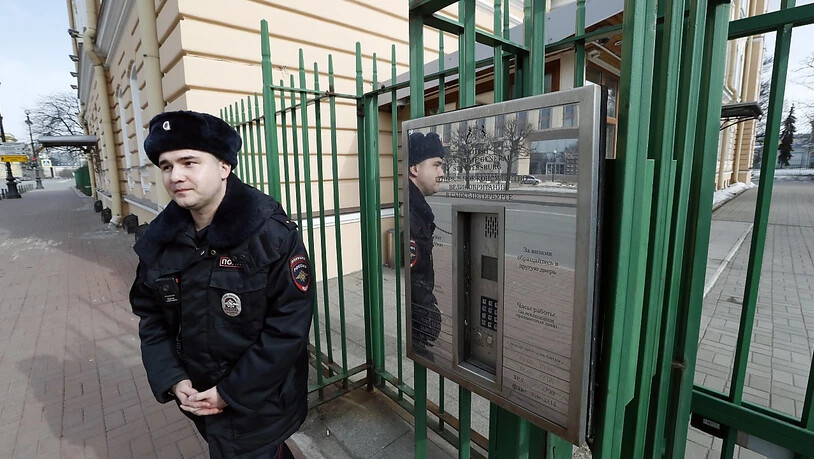 Ein Polizist vor dem russischen Generalkonsulat in St. Petersburg - auch das Konsulat ist von russischen Sanktionen betroffen.