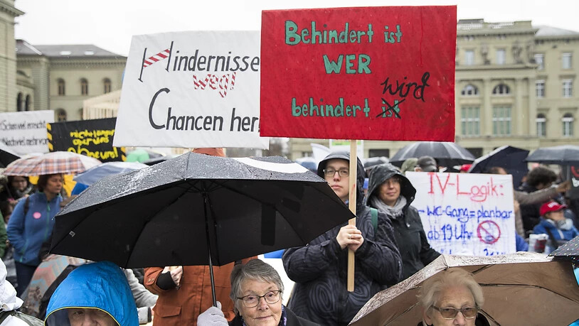 Sie trotzten dem Regen: Teilnehmerinnen und Teilnehmer der Demo für Gleichstellung der Behinderten in der Schweiz.