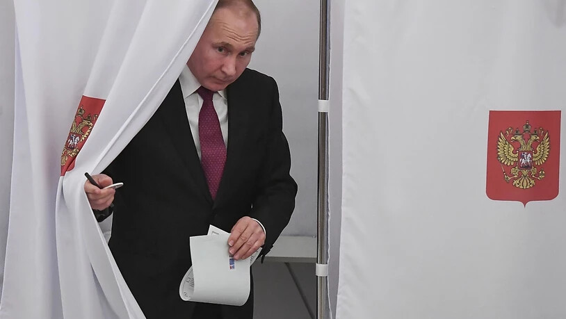 Putin mit Stimmzettel: Der Amtsinhaber gilt als Favorit bei der Präsidentenwahl in Russland.