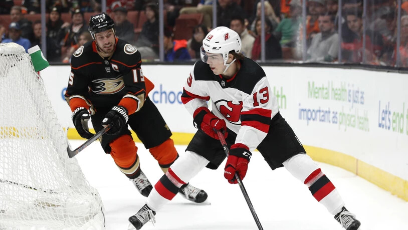 Nico Hischier - hier gegen Ryan Getzlaf - verliert mit den New Jersey Devils auswärts gegen die Anaheim Ducks