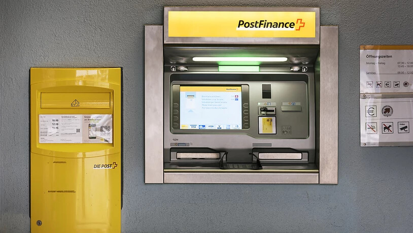 Operation am Kernstück: Postfinance ersetzt über Ostern die Kernbankensoftware. Postomaten sind darum in der Nacht auf Ostersonntag nicht in Betrieb (Archiv).