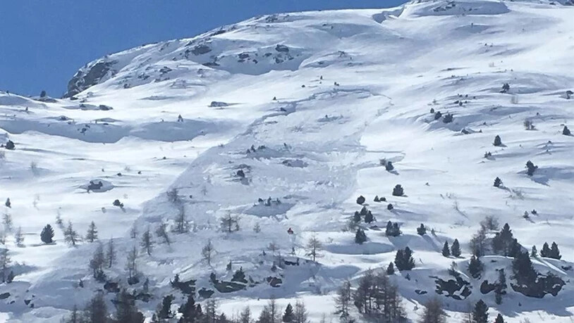 Zwei deutsche Skitourenfahrer wurden diesen Dienstag in Pontresina von einer Lawine mitgerissen.