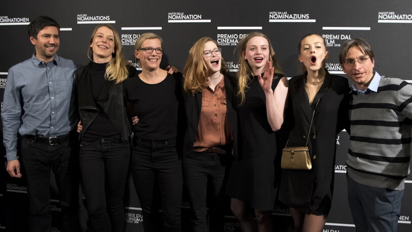 Die Favoriten des diesjährigen Schweizer Filmpreises: Das "Blue my Mind"-Team um Regisseurin Lisa Brühlmann (4.v.r.) und Hauptdarstellerin Luna Wedler (3.v.r.) ist in sieben Kategorien nominiert. (Archivbild)