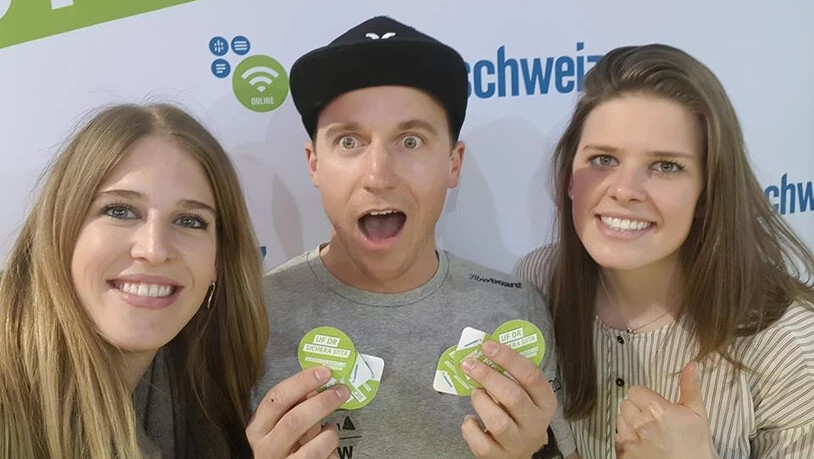 Wer hat hier unsere suedostschweiz.ch-Kondome in der Hand? Nina und Monika Waidacher testen mit Nevin Galmarini die Selfie-Wand.