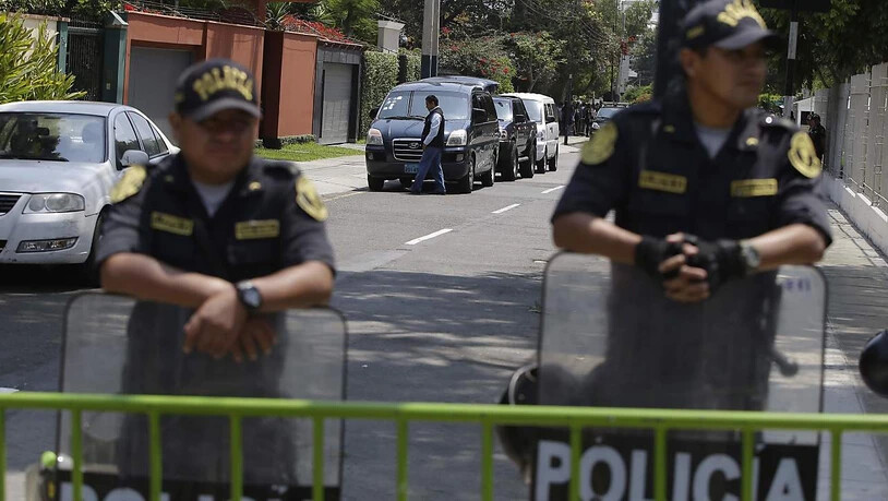 Die peruanische Polizei bewacht den Zugang zum Haus von Ex-Staatschef Pedro Pablo Kuczynski in der Hauptstadt Lima.