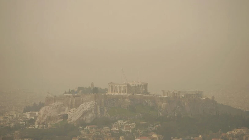 Sahara-Staub hat schon bei früheren Gelegenheiten die Sicht in Athen massiv eingeschränkt, wie hier auf dem Foto aus dem Jahr 2008. (Archiv)