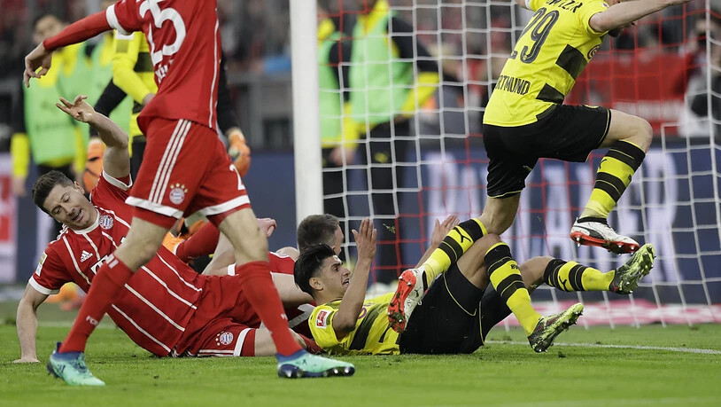 Dortmund am Boden: Bayerns Robert Lewandowski (li.) jubelt über seinen dritten Treffer