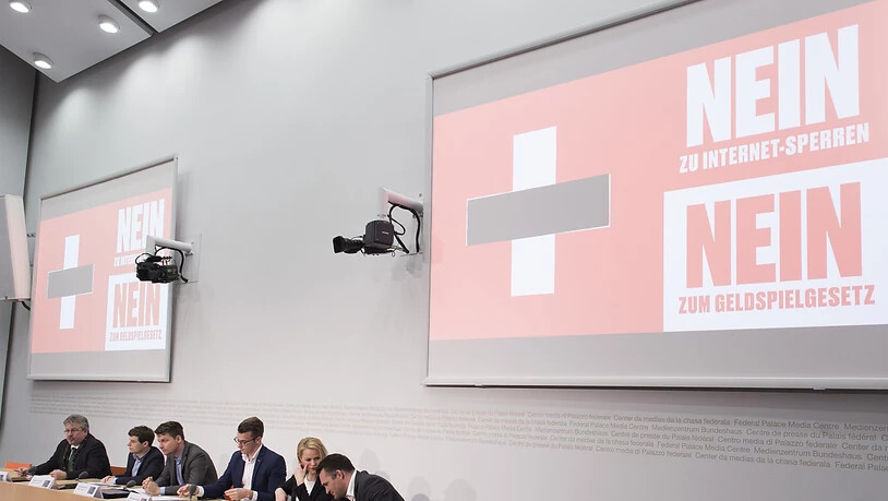 Mit dem Sujet eines Schweizer Kreuzes mit Zensurbalken startete das Referendumskomitee am Donnerstag in die Kampagne.
