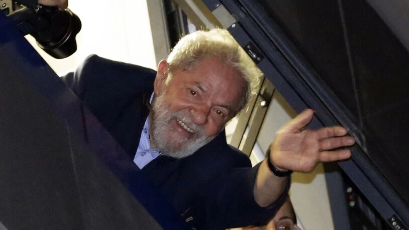 Der brasilianische Ex-Präsident Inácio Lula da Silva winkt in Sao Bernardo do Campo Unterstützern zu.