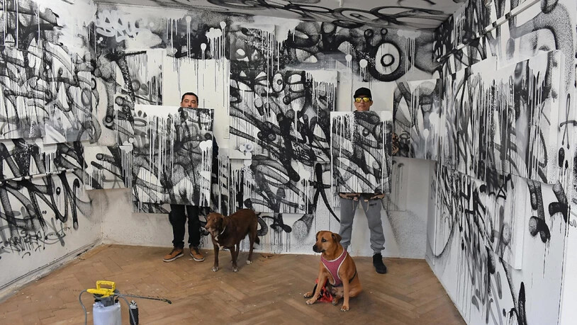 Kunst aus der Spraydose: (von links) Pase und Dr. Drax von One Truth haben die Gepäckausgabe spielerisch verwandelt.