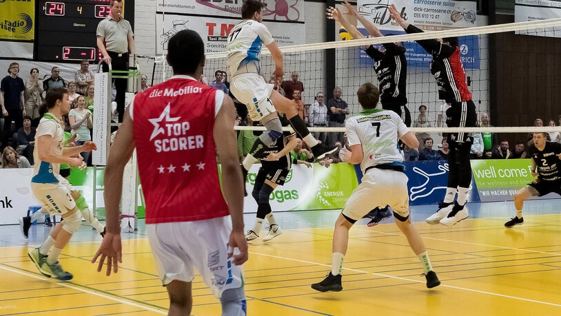 Näfels im Hoch: Thomas Brändli findet den Weg an Amriswils Block vorbei.
