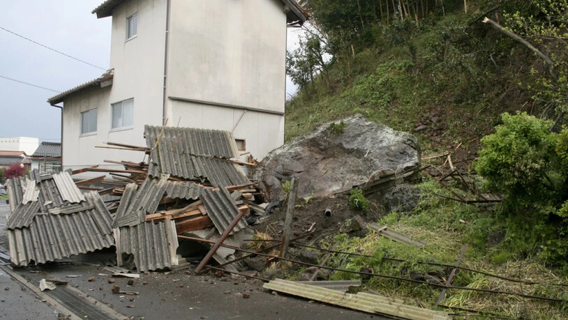 Das Erdbeben sorgte für Schäden im Westen der japanischen Hauptinsel Honshu. Hier im Bild: ein vom Beben ausgelöster Erdrutsch in Ohda.
