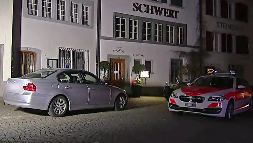 Ein Polizeiauto am Tatort der Messerstecherei von Samstagabend, dem Restaurant «La Scala» in Rapperswil.