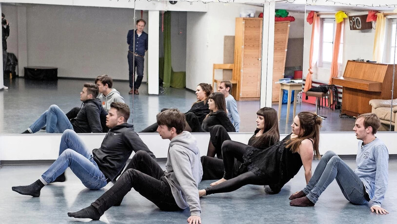 Konzentrierte Probenarbeit: Theaterpädagoge Roman Weishaupt (hinten im Spiegel) lässt die Jugendlichen viel improvisieren.