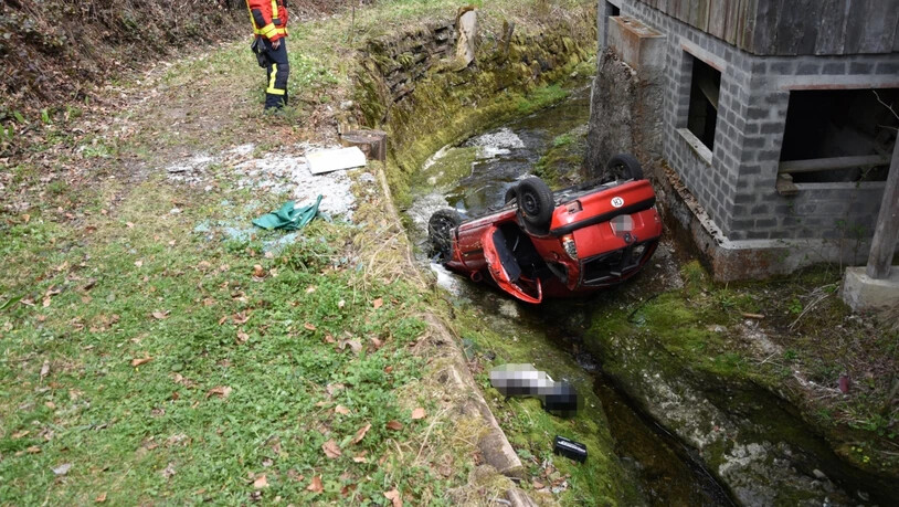 Der 51-jährige Lenker kam in Degersheim SG von der Strasse ab, worauf sich sein Auto überschlug und in einem Bach landete. Er blieb unverletzt und konnte sich selber befreien.