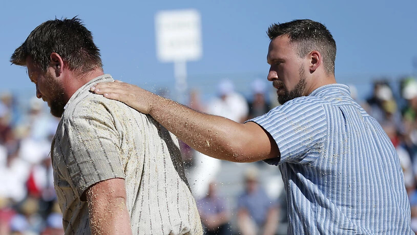 Kilian Wenger (rechts) putzt wieder öfter Sägemehl von den Rücken der Besiegten