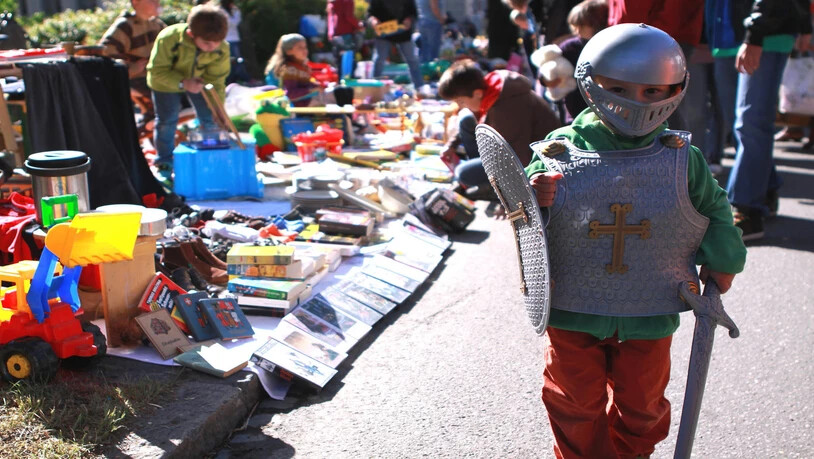 Für einen guten Zweck, verkaufen am kommenden Samstag Kinder ihre alten Spielsachen. Im Bild: Flohmarkt am Landsgemeindesamstag in Glarus im Jahr 2011.