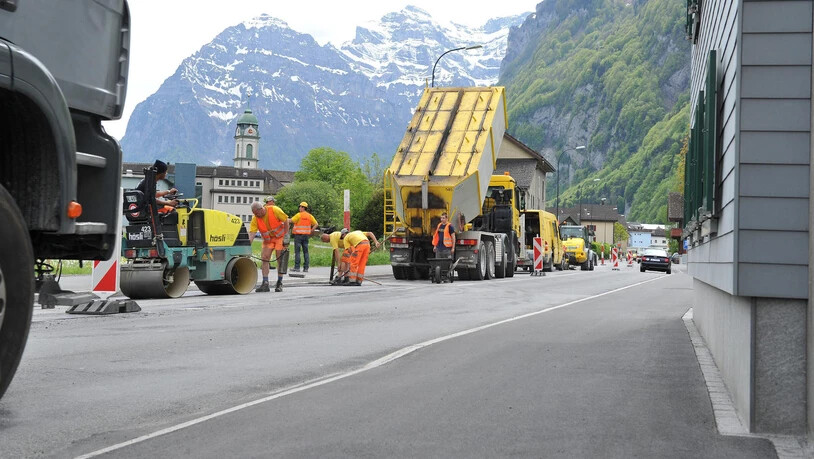 Nächste Woche wird die Hauptstrasse in Glarus für Bauarbeiten am Strassenbelag teilweise gesperrt. Im Bild: Belagsarbeiten auf der Kantonsstrasse in Näfels im Jahr 2012.