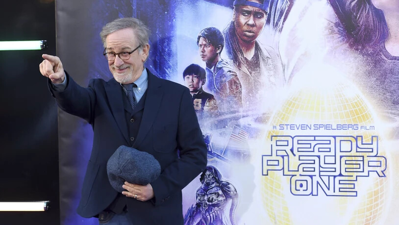Steven Spielbergs "Ready Player One" hat am Wochenende vom 12. bis 15. April 2018 am meisten Filmfans in die Deutschschweizer Kinos gelockt. Hier zeigt sich der Regisseur am 26. März bei der Weltpremiere in Los Angeles. (Archiv)