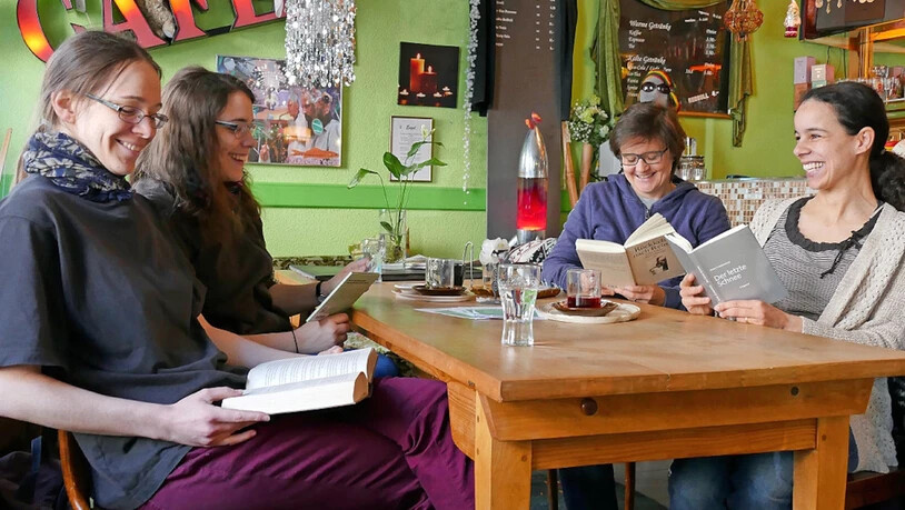 Zum ersten Mal vor Publikum: Die vier Frauen des Schreibzirkels wollen ihr «schönstes Hobby» mit Zuhörerinnen und Zuhörern teilen.