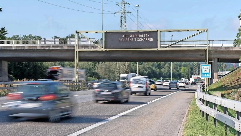 Für einen besseren Verkehrsfluss: Eine solche Wechseltextanzeige wird auf der Autobahn A3 in Schänis installiert.