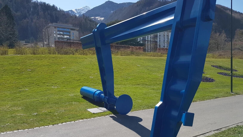 Eingezwängt: Marc Moser lässt die Besucher durch eine Schraubzwinge gehen.