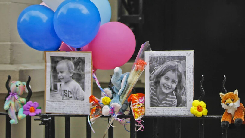 Fotos beim Hauseingang erinnern an die beiden 2012 in einem New Yorker Appartement getöteten Geschwister. (Archivbild)