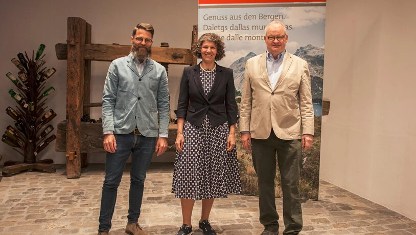 Andreas Bärtsch (Autorenteam), Jasmine Said Bucher (Alpinavera) und Walter Anderau (Verein Graubünden Viva, von links.)